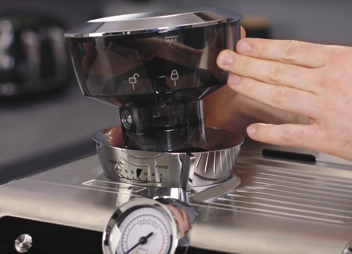 nettoyer le réservoir à café en grains